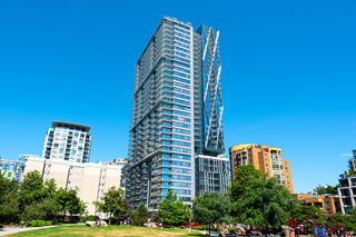 8X: 3206 - 1111 Richards Street